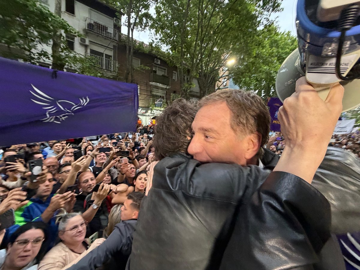 LLibertadAvanza's tweet photo. Este 26 de octubre volvemos a elegir un camino para el país. Por primera vez, estamos tomando un rumbo distinto. Terminemos el cambio que empezamos. 

LA LIBERTAD AVANZA O ARGENTINA RETROCEDE!!

📍Tres de Febrero, provincia de Buenos Aires. https://t.co/tv1T2EyQaH