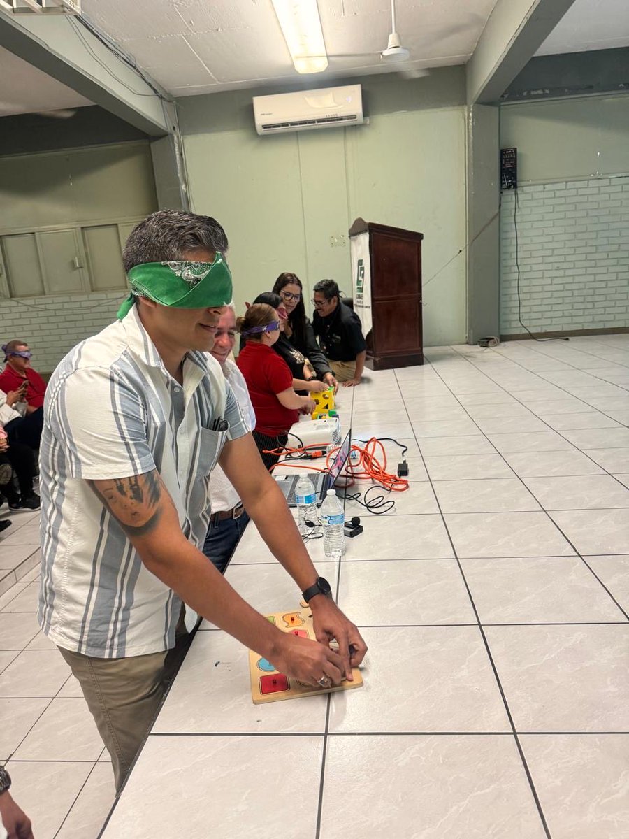 En COBAES #38, en Mazatlán, la Psic. Rocío López y la Lic. Melida Escobosa del CIDIS, impartieron una plática de sensibilización a docentes, y realizaron dinámicas con los ojos tapados para fomentar la inclusión de las personas con discapacidad visual. 👁️👩🏻‍🦯🙌🏻 #LegadoDIFSinaloa