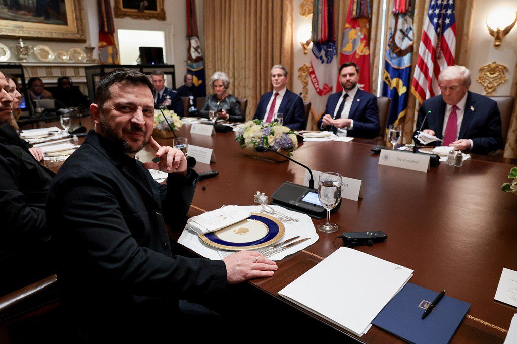 ❤️ШУУРХАЙ МЭДЭЭ

❤️ Трамп, Зеленский нарын Цагаан ордны яриа хэлэлцээ дөнгөж сая дууслаа

Ямар үр дүн гарав?

🔵Зеленский, Трамп нарын яриа хэлэлцээ Вашингтонд болсон. Томахавкийн асуудал нээлттэй хэвээр байгаа ч Трамп энэ зэвсэггүйгээр дайныг дуусгахыг хүсч байна. Тэр удахгүй