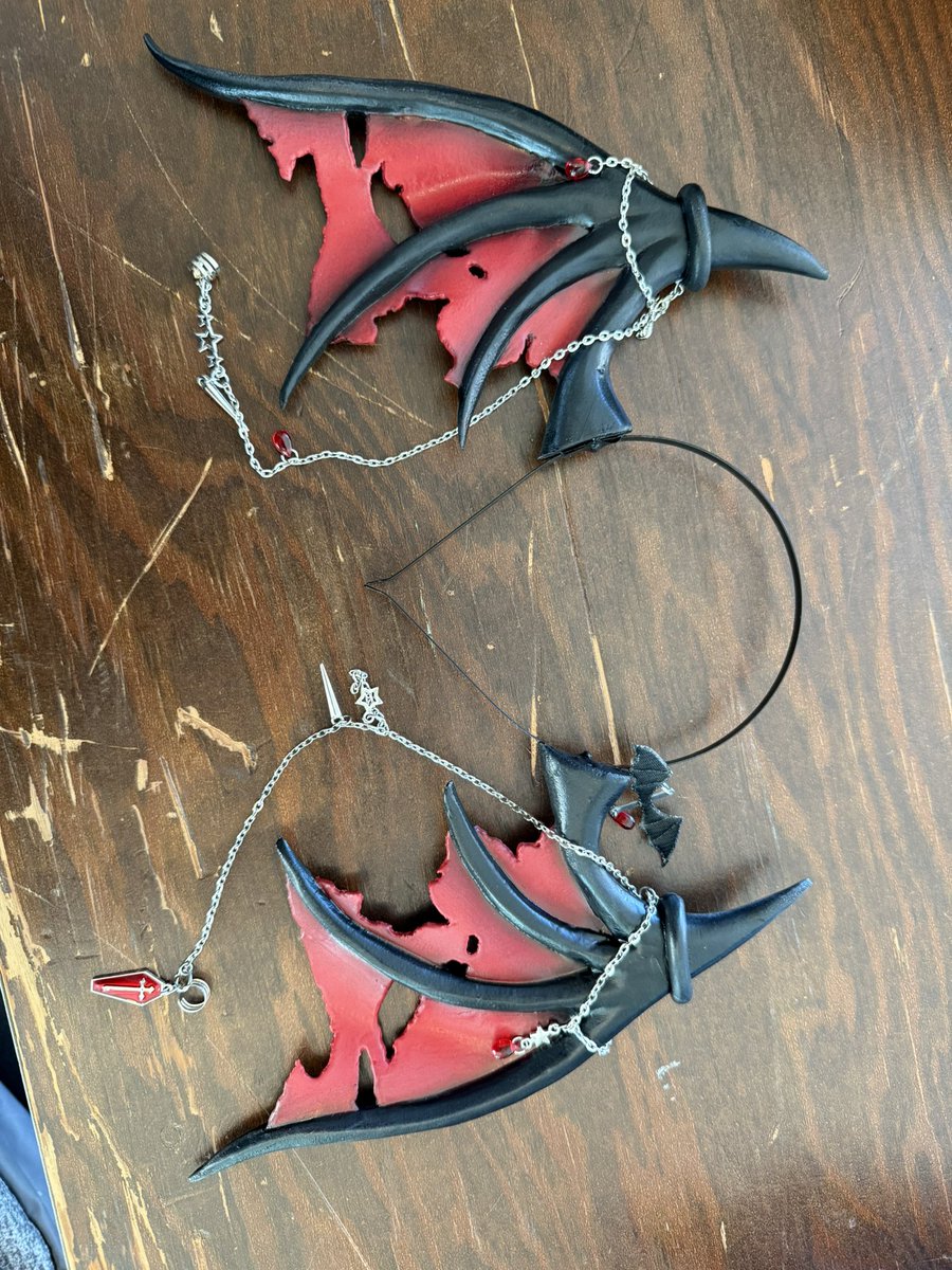 AHHHH 
Look what my friend @/gravecraft made me!!!!!
My head wings 🥲🥲🥲