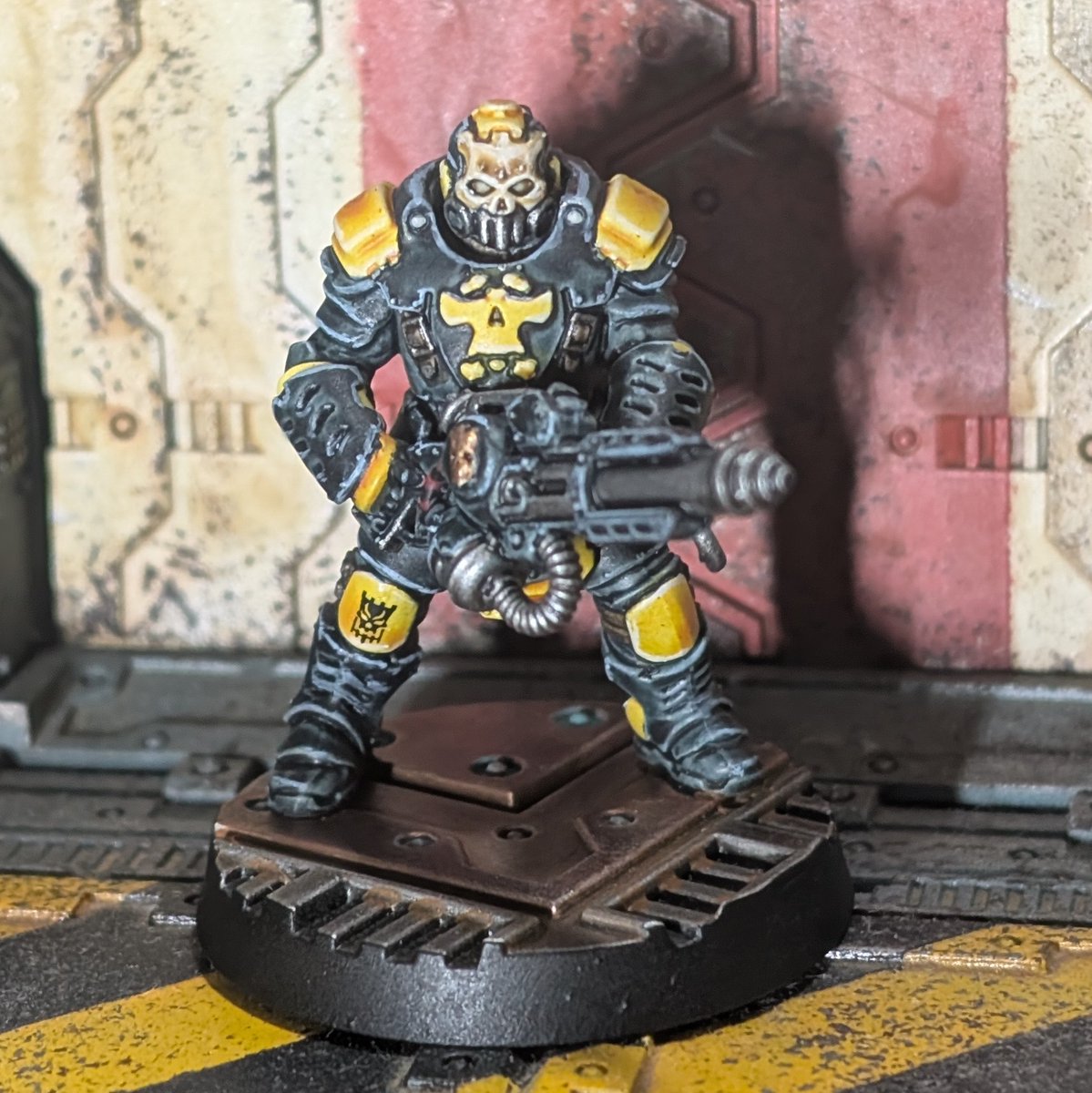 Shakin_Bones's tweet photo. Palanite Enforcer Subjugator Sergeant with repulsion pattern chem-thrower.

#PaintingNecromunda #Necromunda #Underhive #AshWastes #WarhammerCommunity #PalaniteEnforcers #ZoneMortalis https://t.co/E5RCTa2MEV