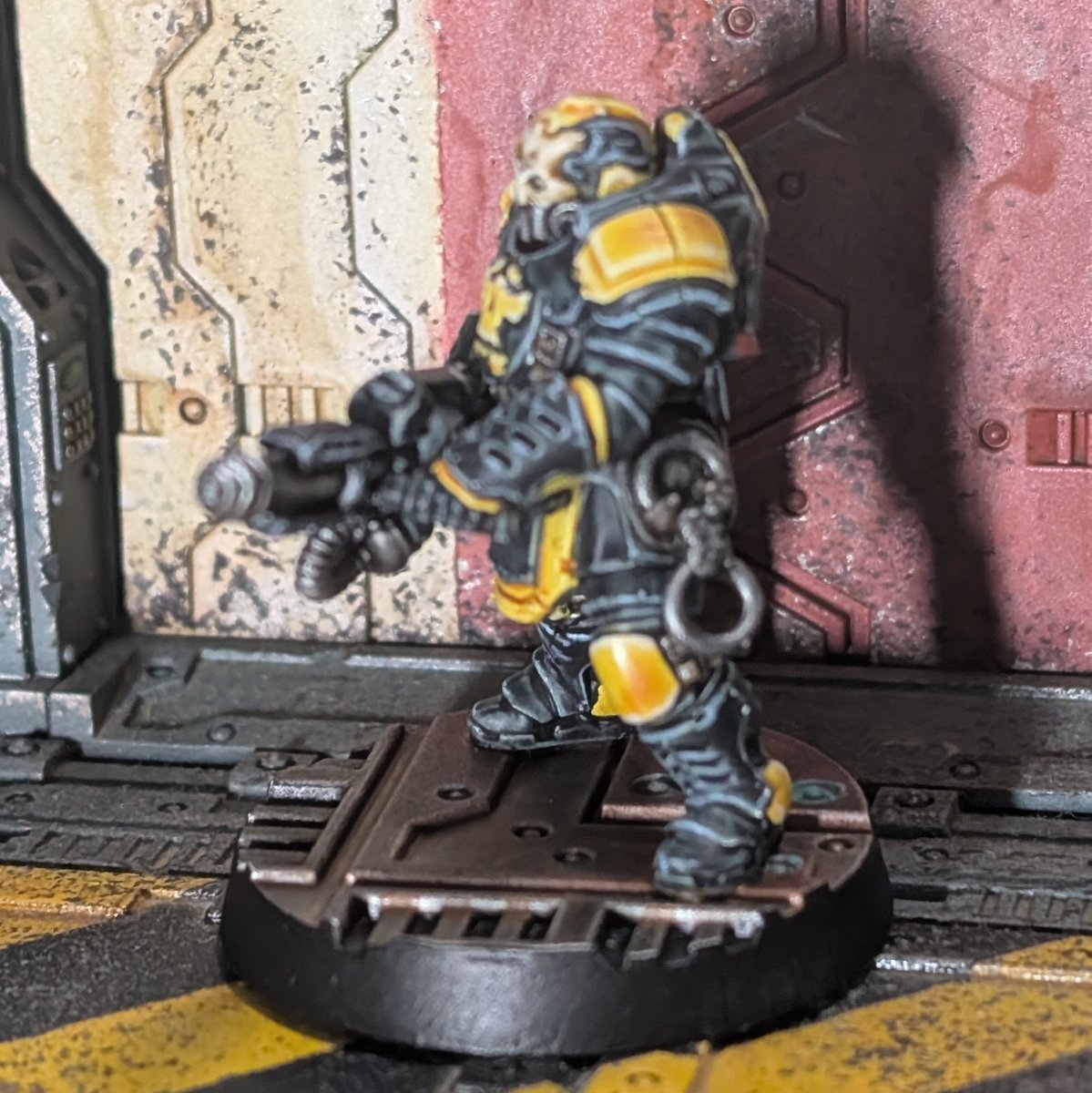 Shakin_Bones's tweet photo. Palanite Enforcer Subjugator Sergeant with repulsion pattern chem-thrower.

#PaintingNecromunda #Necromunda #Underhive #AshWastes #WarhammerCommunity #PalaniteEnforcers #ZoneMortalis https://t.co/E5RCTa2MEV