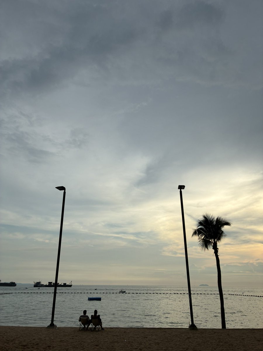 20251018  毎日トレーニング後に体重を計測しています。海外に来て初めて計測したのが2024年1月21日🗓️その時から特に意識する事なく昨日時点で−0.2kg。日々多少の増減を繰り返しながら、ほぼ変化無しで推移しています😌トレの目的はマッチョでは無く❌あくまでも筋力の維持❗️
10年、15年先を見据えて