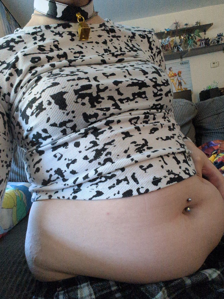 more tummy in this shirt i love :3