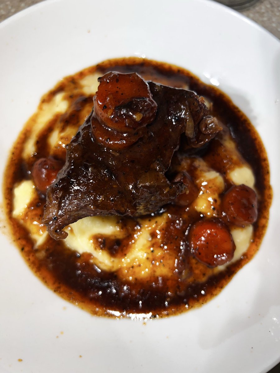 lovestdiomande's tweet photo. Braised short rib with mashed potatoes 👩🏾‍🍳😮‍💨 https://t.co/lWCZCJlloC
