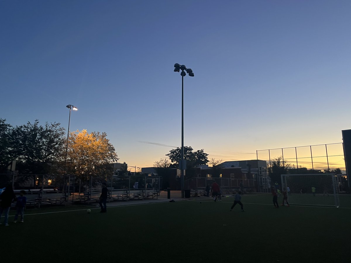 HelloRachelD's tweet image. Hi @311DCgov and @DCDPR can you please fix or turn on the lights at #Parkview Rec Center? Soccer kiddos are playing in the dark. @BrianneKNadeau pls help! #ward1