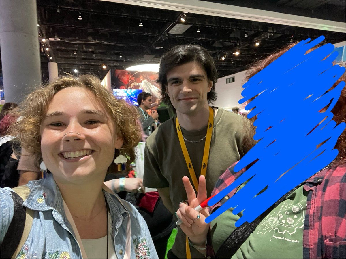 amanduh728's tweet image. rada rada?
so cool running into sharkman 🦈💙

#SDTC #twitchcon2025 

(friend on the right is faceless &amp;lt;33 )