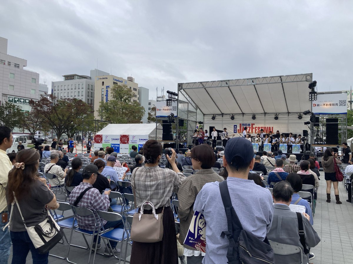 オープニングパレードを先導してくれたのは、Free Hills Jazz Orchestra の皆さん！四日市JAZZフェスティバル、開幕です！！！さあ皆さん、街にあふれる音楽を楽しみましょう🎵
#4JAZZ #四日市JAZZ