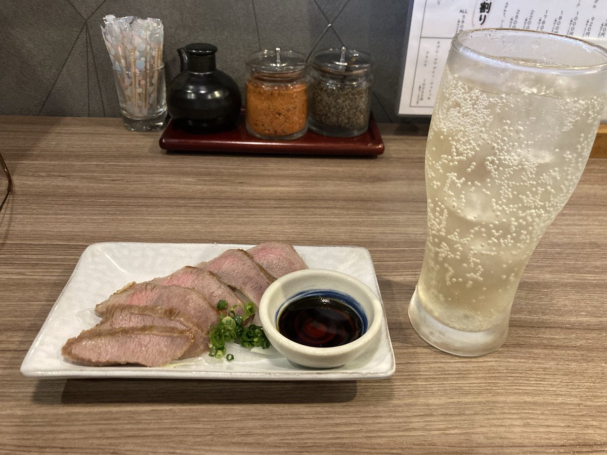 miocel's tweet photo. 3軒目、裏手の肉炉端じなり、ハイボールとふたえがわ炙り焼き。肉が続くよ! ジューシーだけど、噛めば噛むほど美味い肉、面白い部位。席空いてるよ、穴場だよ! #barwalk #バルウォーク福岡 https://t.co/ZezHsFOlXd
