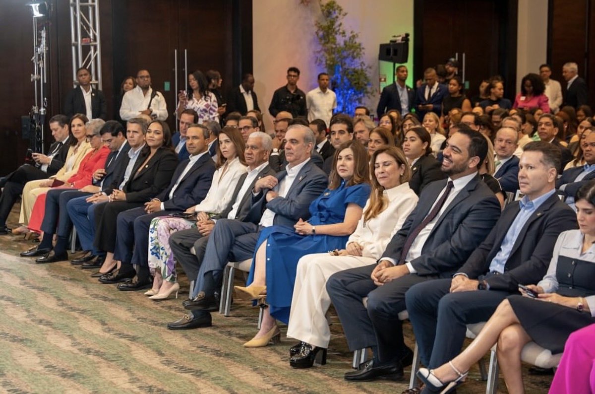 jmunne's tweet photo. Reconociendo el importante rol de las mipymes en la economía, agradecemos y felicitamos a la @camarasd por la valiosa iniciativa, reconociendo el valor de, en las palabras de su presidenta Lucile Houellemont, transformar a nuestros emprendedores en empresarios. https://t.co/sTXPqMrHs1