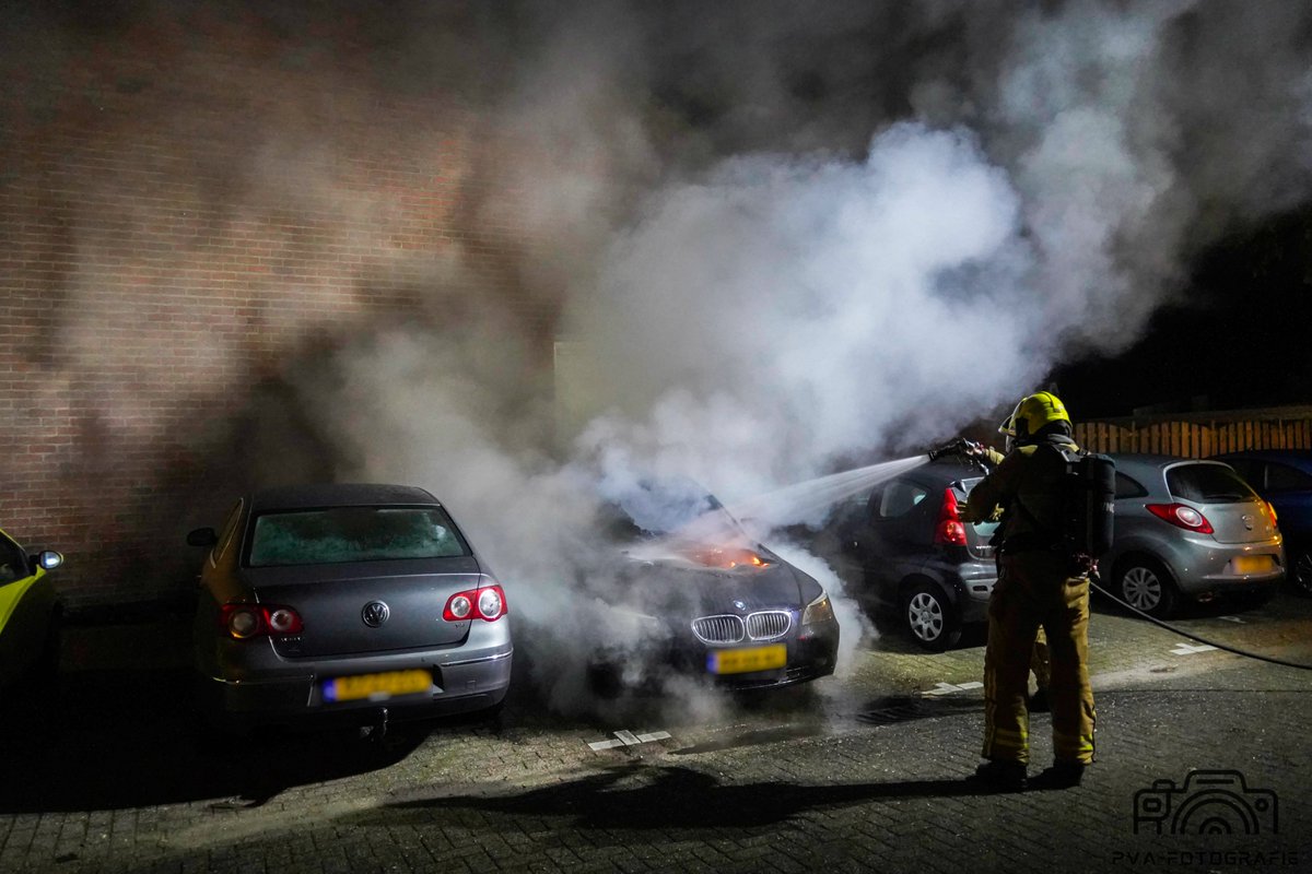 Auto zwaar beschadigd na brand
