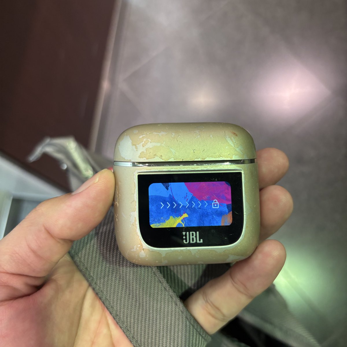 yachos1's tweet photo. ���車で落としたイヤホンケースが見つかったって連絡来て、無事手元に戻ってきた！！

ビバ日本！

大阪来たついでに日本橋散策🚶‍♀️

#JR西日本 
#落し物 
#忘れ物 https://t.co/oeJ26fN3Fc