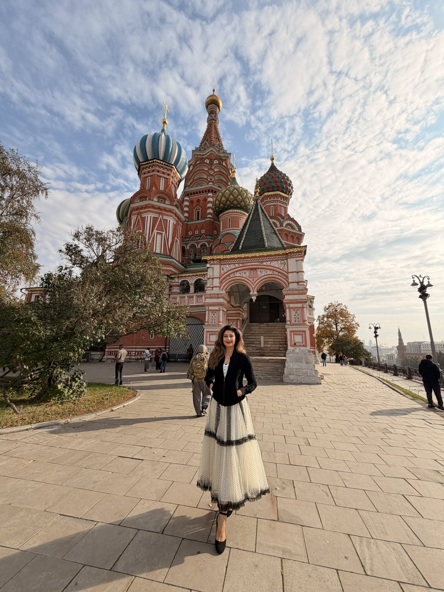iampoojabatra's tweet photo. Enjoying #Moscow. At the stunning #StBasilsCathedral in #Redsquare aka the Cathedral of the intercession of the most holy Theokotos on the Moat #PokrovskyCathedral ordered to be built by #Ivantheterrible https://t.co/EfXJnYQoO8