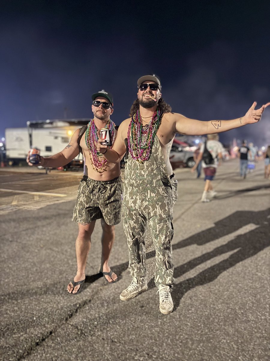 God forbid a white boy catch a lil motion.
<a href="/TALLADEGA/">Talladega Superspeedway</a>  🤙🏽🏁 #DEGAJESUS