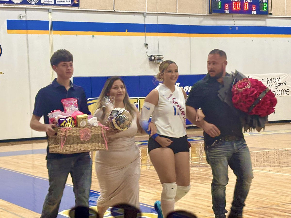 aluna0707's tweet image. Senior Night for Volleyball 🏐 girls at the Nest: Deyanira, Daniela, Kineisha, Patty and Hailey ❤️ #drlunasclass #mynerds #SEHStheBest #SanEliManoAMano