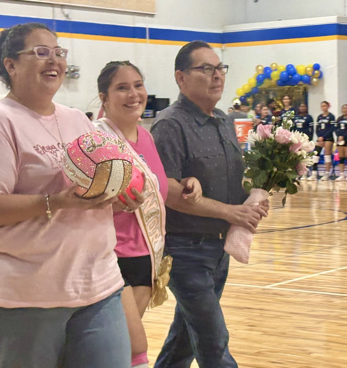 aluna0707's tweet image. Senior Night for Volleyball 🏐 girls at the Nest: Deyanira, Daniela, Kineisha, Patty and Hailey ❤️ #drlunasclass #mynerds #SEHStheBest #SanEliManoAMano