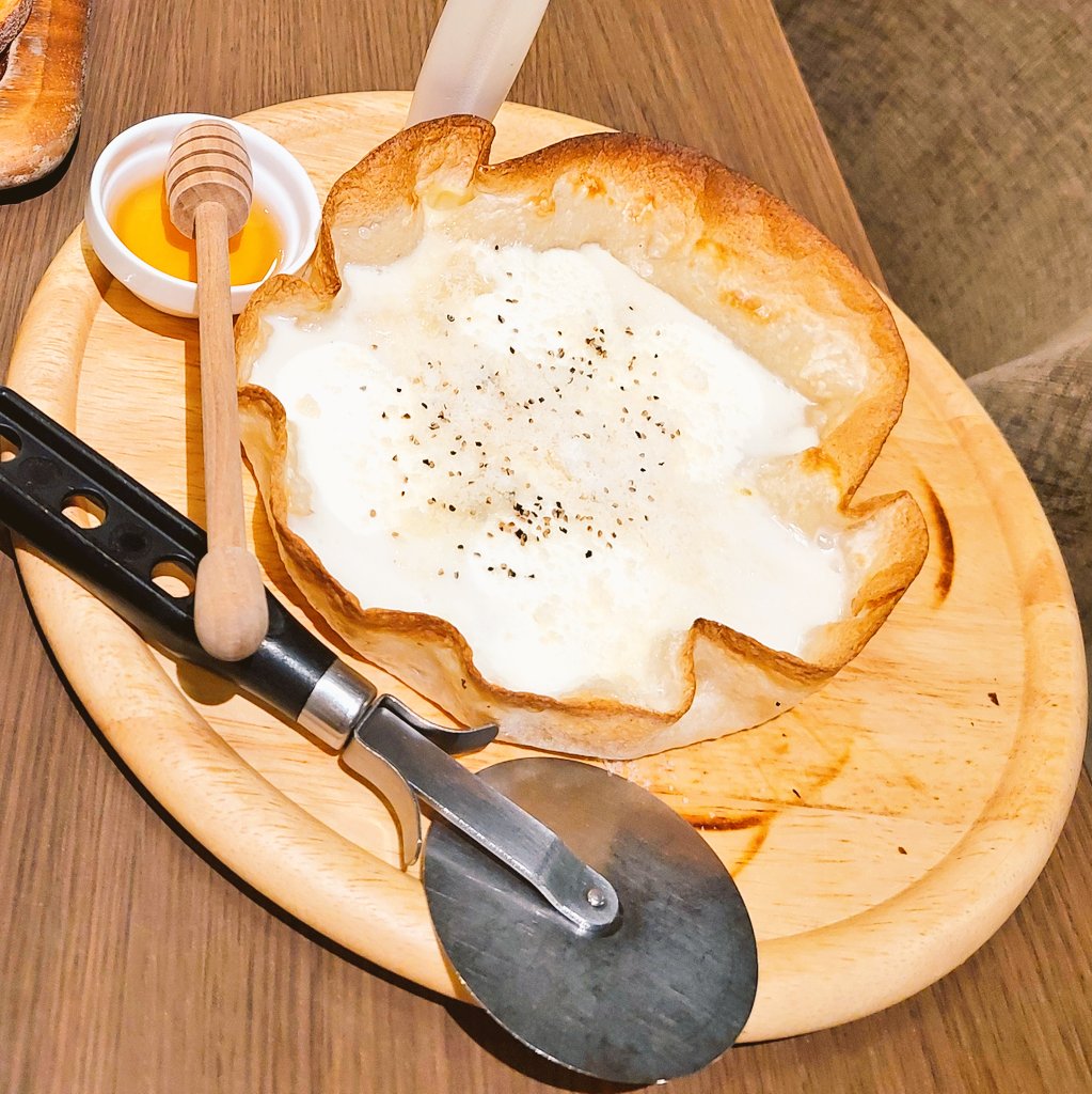 昨日は友人と万博アフター会笑
🧀と🍯にこだわったお店でむちゃくちゃ美味しかった～✨

今日の世界横丁も気になるけど別件被って行けない～