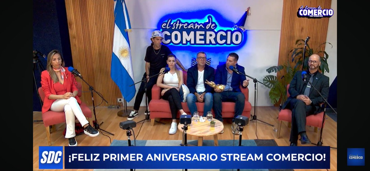 MyN_Sec's tweet photo. Este viernes 17 de Octubre
La secretaria, Sabrina Paredes de la Secretaría de la Mujer y Protección de la Niñez  y el Secretario  @Sergio_OrtizOk de Encuadramiento y Estadistica, celebraron junto a @StreamComercio el Día de la Lealtad pero también su primer año al aire 🎉 https://t.co/N8duziVlHy