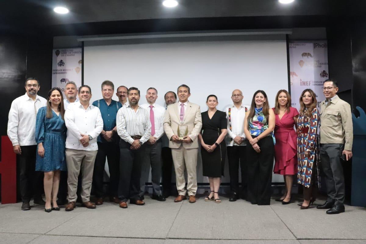 Agradecemos la valiosa asistencia de magistraturas, fiscalías, integrantes del #INE, consejerías electorales, académic@s y ciudadanía al Encuentro Nacional 2025 “El Nuevo Sistema de Justicia y los Retos de la Democracia en México”. 

1/2