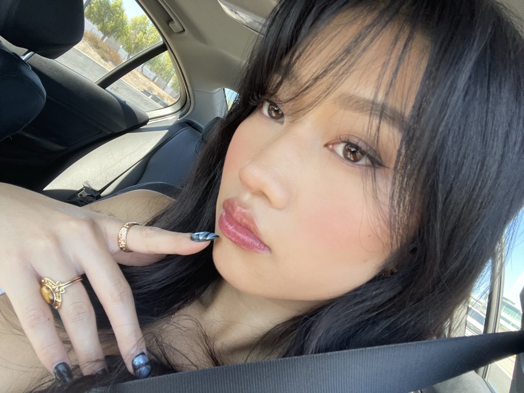 yerrryang's tweet photo. good makeup day 💋 https://t.co/DUFxpZ9FZB