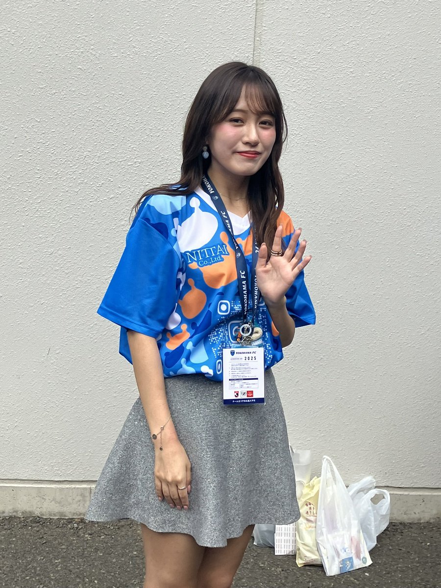 歩いている時に、自分のオタク（ワイ）を見つけたアイドル🥺目が好きって言ってる❤️