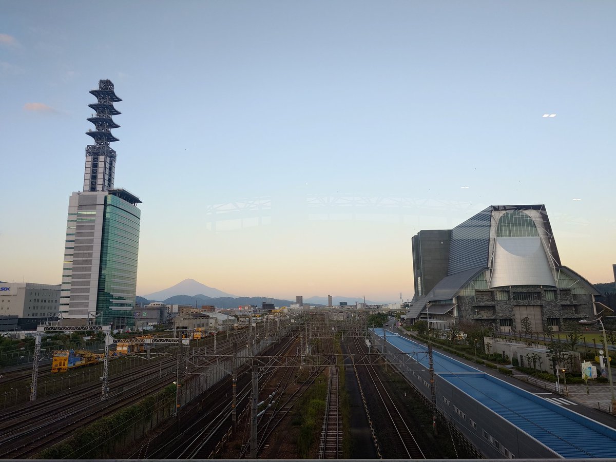 【#tomoの現場】

待ち合わせ時間までまだ１時間…
従来なら、ちょっとカフェで時間潰し…に丁度いい時間なんだけど、この後バイキングで食事会又は飲み会なので、お腹に何も入れたく無いです🤔
飲む事も考えてバスで来ているので、時間の調整は仕方が無いです。