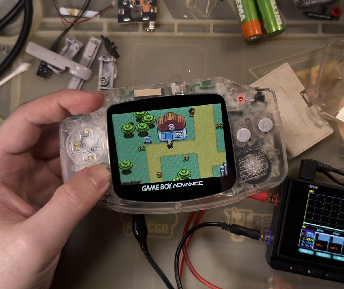 A Funnyplaying está desenvolvendo mais um kit de tela IPS pra GBA!

Mas dessa vez é algo bem diferente do que tivemos até agora. O Makho é a única pessoa que recebeu um protótipo, até onde eu vi, e fez um vídeo mostrando as principais características:

- Tela enorme, maior que