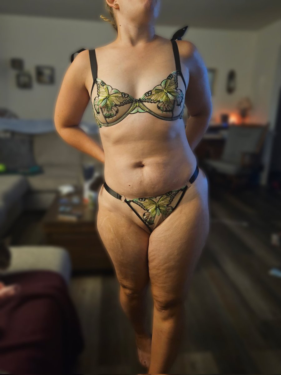 2021MrsB's tweet photo. Cum check me out babe 😘https://t.co/xUFerlVUsV https://t.co/4SRc5KUrIN