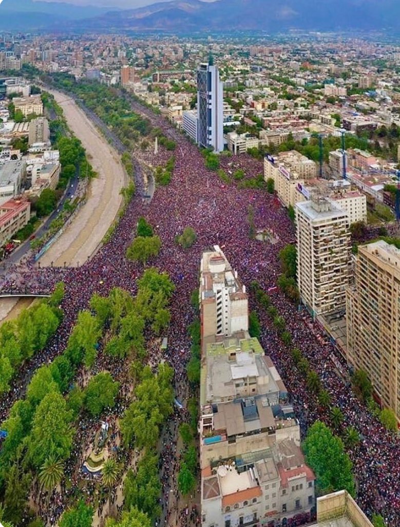 Orgulloso de ser y sentirme octubrista y no un flaite o cuico desclasado. 
#18O