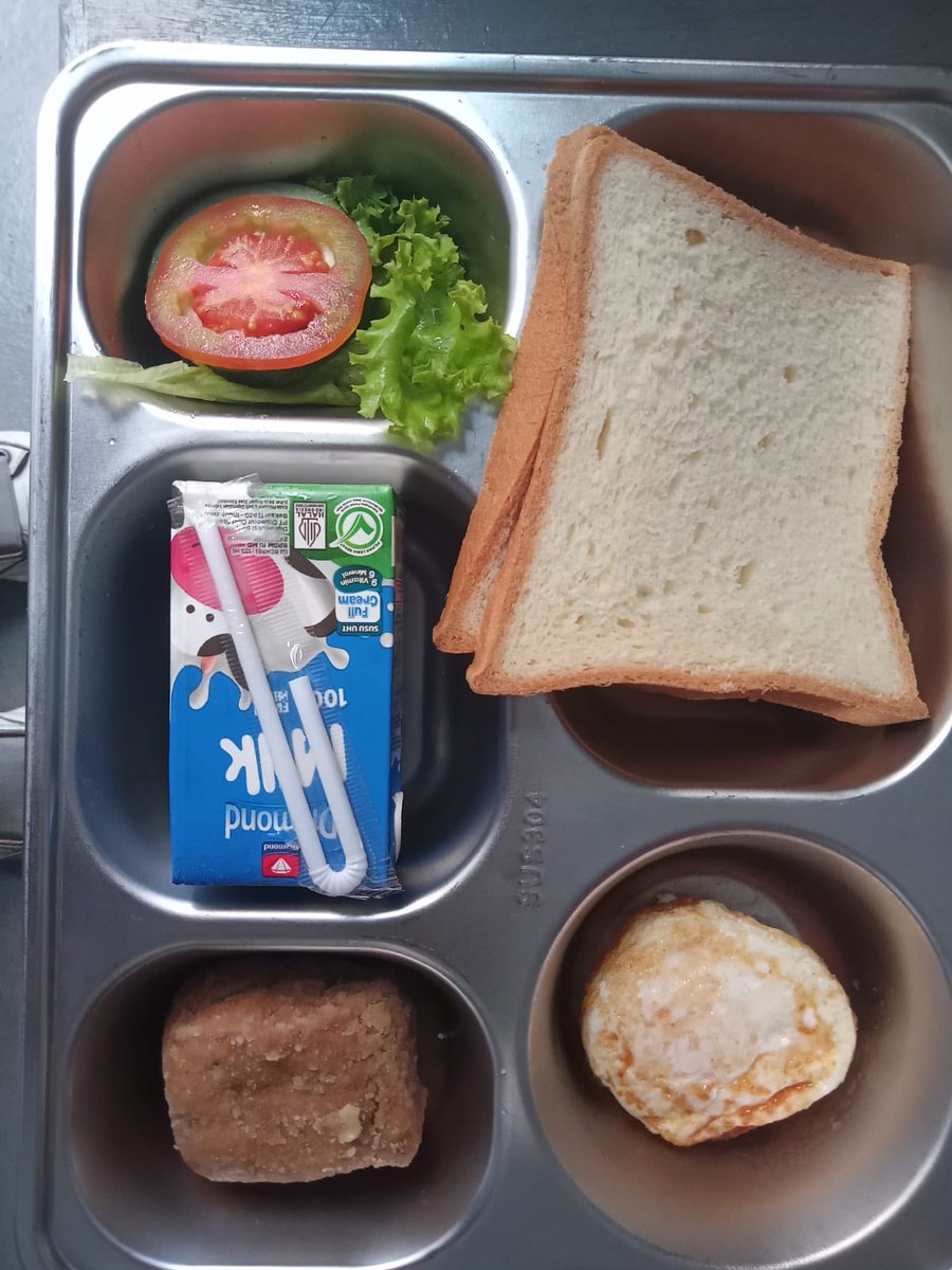 Katanya nasi goreng serentak, tapi dapatnya malah begini. Roti, telur ceplok, dan tahu. Apakah benar menu begini sesuai utk anak usia 3-4 tahun?