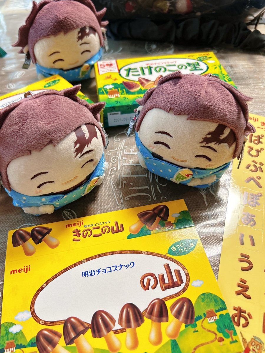 みんなー！
お土産だよー！
オリジナルのパッケージ作ろう！

( ⸝⸝◜ᴗ◝ ⸝⸝ )わーわー！これじぶんのやまがつくれるんですか！？
(⊃´◜◡◝`)たけのこもすきだし…

( ⸝⸝◜ᴗ◝ ⸝⸝ )おれたちのなまえにして！ふわじろのやま！
(´◜◡◝`ｃ)きのこもすき…

(⊃´◜◡◝`⊂)えらべない…
