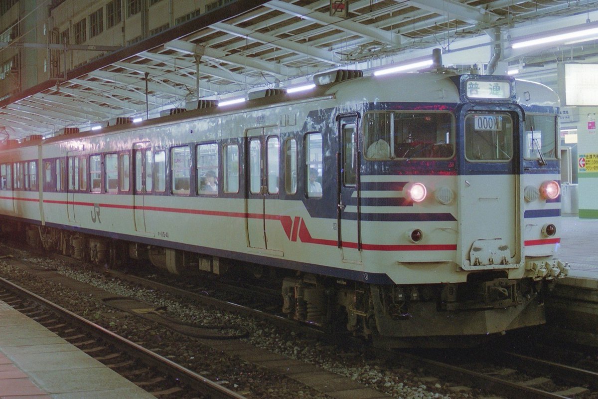 2年前にツィートした新ｶﾇの115系初期型初代新潟色が再燃しているようなので、もう一枚。バルブ写真で申し訳ない🙇 
#クハ115-41 新ｶﾇ こちらはシールドビー厶改造
#115系  #みんなで115系の写真を出そう