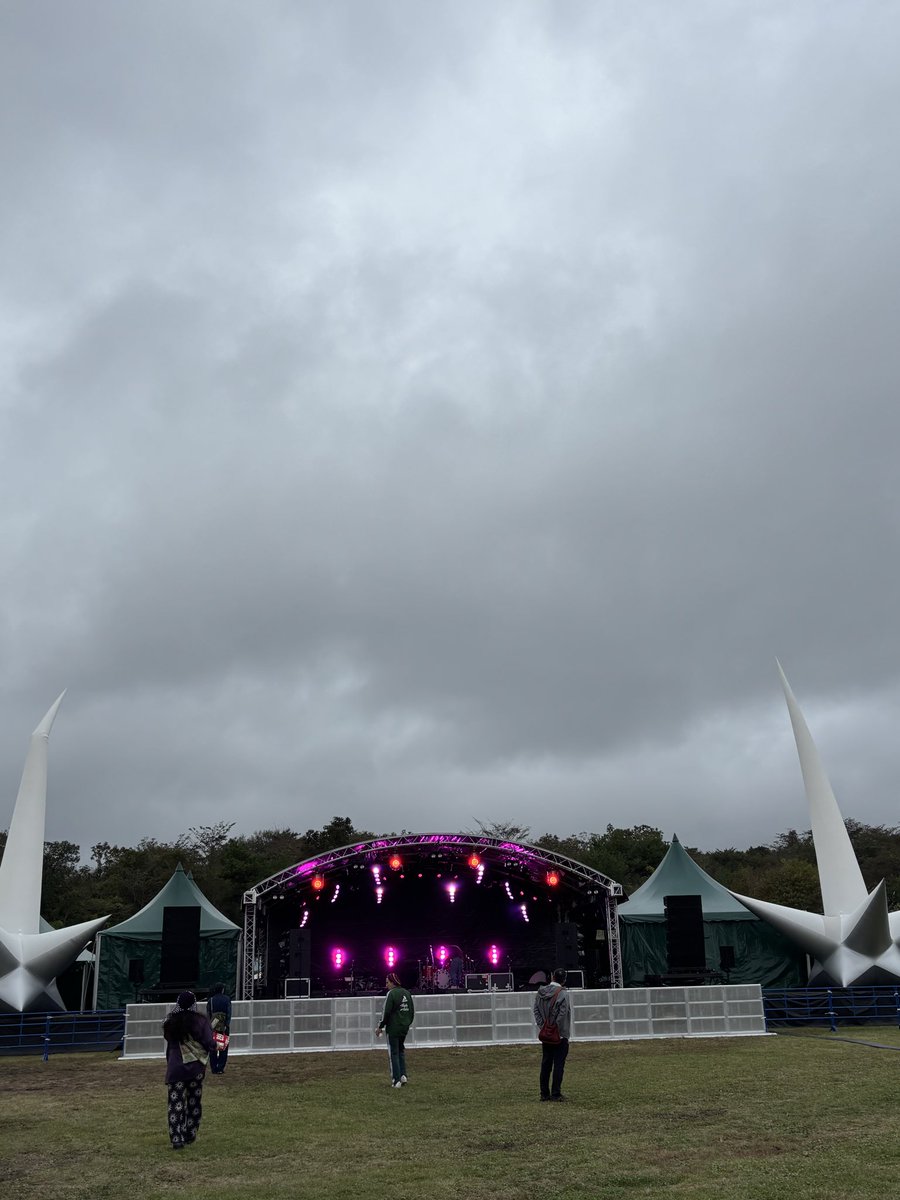 nikujima's tweet image. 朝霧JAMのムーンシャインステージ名物の巨大なタコがいなくなりました。
リニューアルですな！
