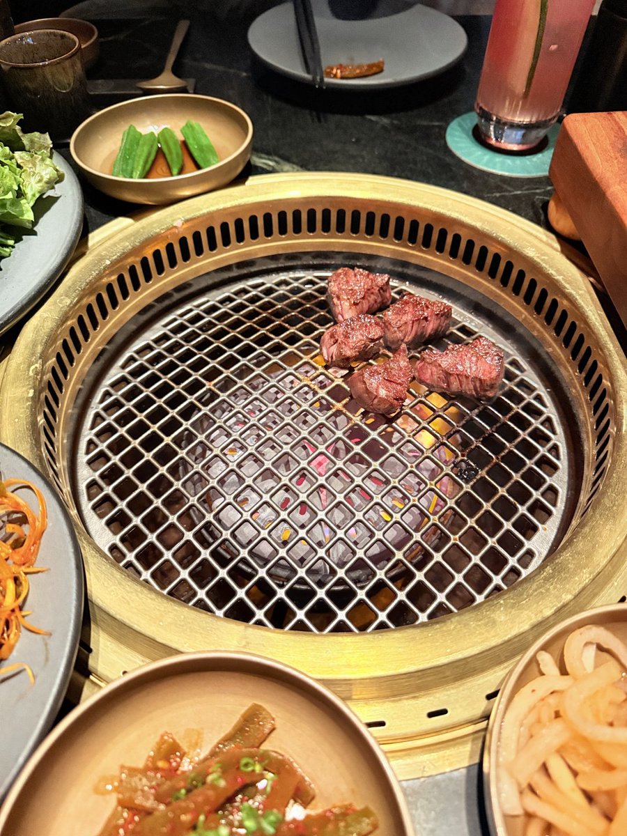 SamcPonsce's tweet image. 焼肉の香りは、頑張った一週間へのいちばん優しいご褒美だよね〜🥓