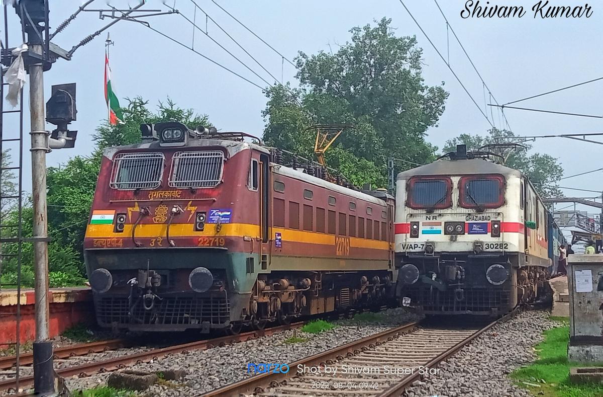 ShivamKuma46998's tweet image. One Of The Most Rarest Picture Clicked By Me ,When Shramjeevi Express Runs With ICF Coaches. On PF 1 Rajgriha Express And On PF 2 Shramjeevi Express Is Standed.
#rarestpic 
#RARE 
#rarest