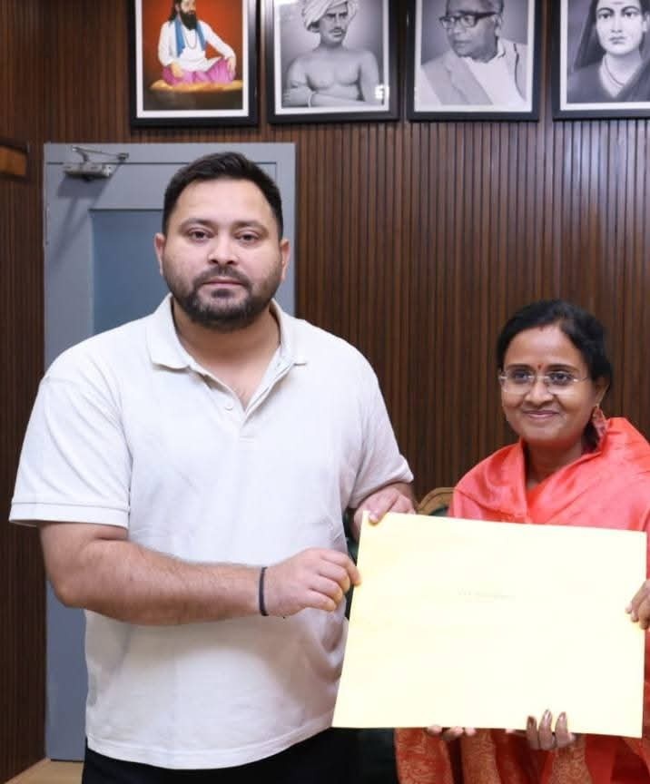 Pratik Patel (@pratikvoiceobc) on Twitter photo अनीता महतो जी को पिला लिफ़ाफ़ा मिल गया है।
ये बहुजन विद्रोह के नायक अशोक महतो जी के प्रति आदरणीय लालू प्रसाद यादव जी की प्रतिबद्धता है। तेजस्वी जी का विश्वास है और दीदी मीसा भारती जी का भरोसा है।
सरदार अशोक महतो जिंदाबाद ✌️
लालू प्रसाद यादव जिंदाबाद, तेजस्वी यादव जिंदाबाद। अनीता महतो जी को पिला लिफ़ाफ़ा मिल गया है।
ये बहुजन विद्रोह के नायक अशोक महतो जी के प्रति आदरणीय लालू प्रसाद यादव जी की प्रतिबद्धता है। तेजस्वी जी का विश्वास है और दीदी मीसा भारती जी का भरोसा है।
सरदार अशोक महतो जिंदाबाद ✌️
लालू प्रसाद यादव जिंदाबाद, तेजस्वी यादव जिंदाबाद।