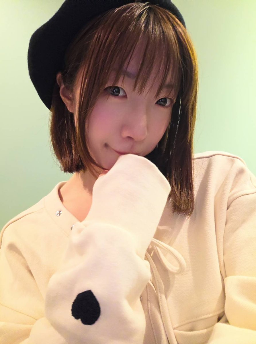 おぱよぅ🖤
ねおきすっぴんで目がはれぼったいけどベレー帽こうかでもれた(⸝⸝𓏗 - 𓏗⸝⸝)
この秋はえいえんにベレー帽かぶっとこかな(𓏼  ⌯᷄︎ὢ ⌯᷅︎  𓏼  ྀི)💭🤍