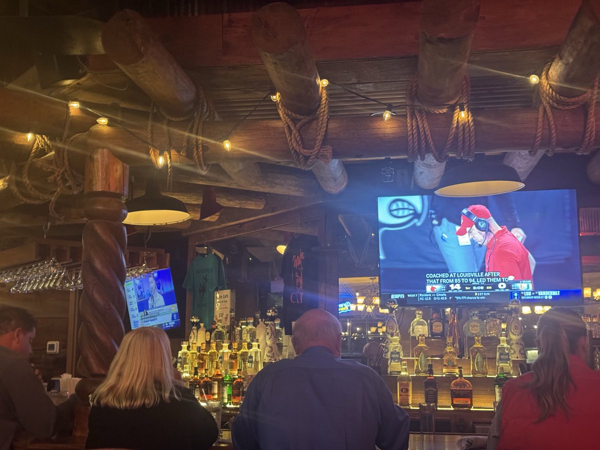 BostonCookie's tweet photo. @Jared_Carrabis eating at Border Cafe/Burlington. Two tvs neither on baseball/ALCS. IS baseball dead?😱 @baseballisdead_ https://t.co/hB1OXUPbjZ