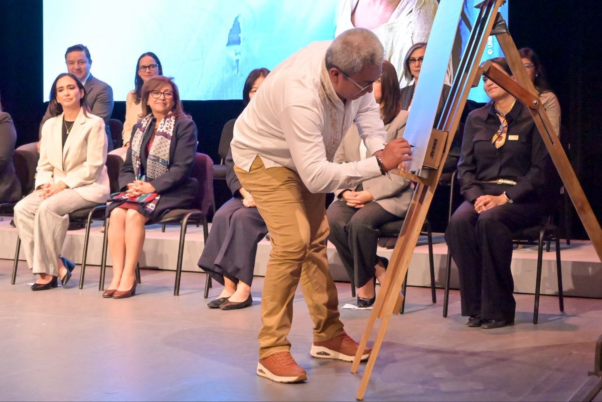 HomeroMeneses's tweet image. Acompañé a la gobernadora @LorenaCuellar, en el Foro “La Paz Comienza en Casa” de SEDIF Tlaxcala y UNICEF México.

Fue un honor ser el primero en firmar la Declaratoria Estatal por una Política de Crianza Positiva.

#HumanismoMexicano #EducaciónParaLaPaz