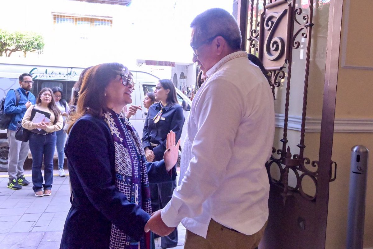 HomeroMeneses's tweet image. Acompañé a la gobernadora @LorenaCuellar, en el Foro “La Paz Comienza en Casa” de SEDIF Tlaxcala y UNICEF México.

Fue un honor ser el primero en firmar la Declaratoria Estatal por una Política de Crianza Positiva.

#HumanismoMexicano #EducaciónParaLaPaz