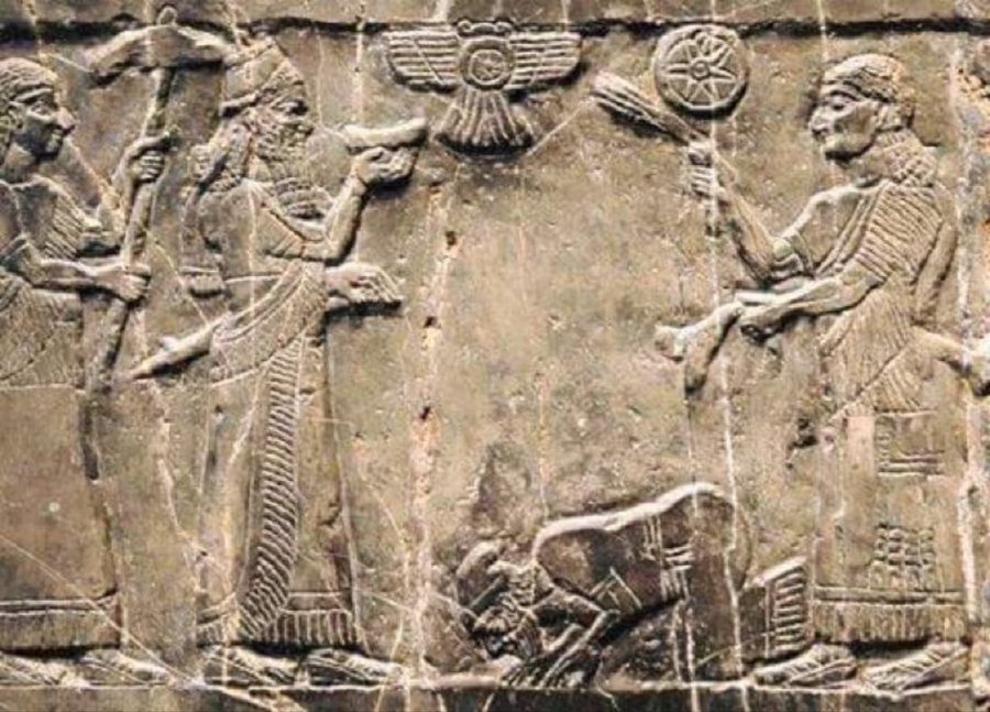 حكمة أشورية 

لا تدع احداً يدوس على قدمك فربما غدًا يدوس على رقبتك

Assyrian wisdom

Don't let anyone step on your foot
He might be stomping on your neck