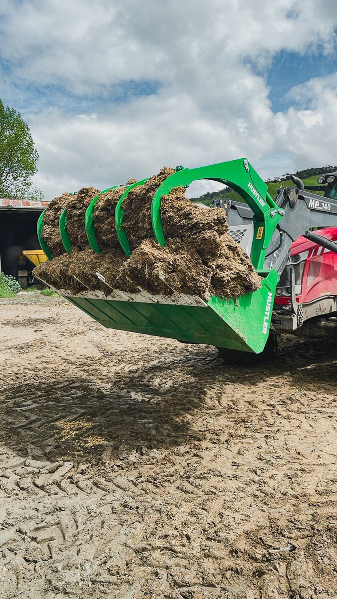 HustlerFarming's tweet image. How fast can you load your Wagon? 
Grapplemax doesn&apos;t nibble...it devours 💪🏾 
1100kg in this load 😎

#builtforthebrutal #domorewithless #farmefficiency