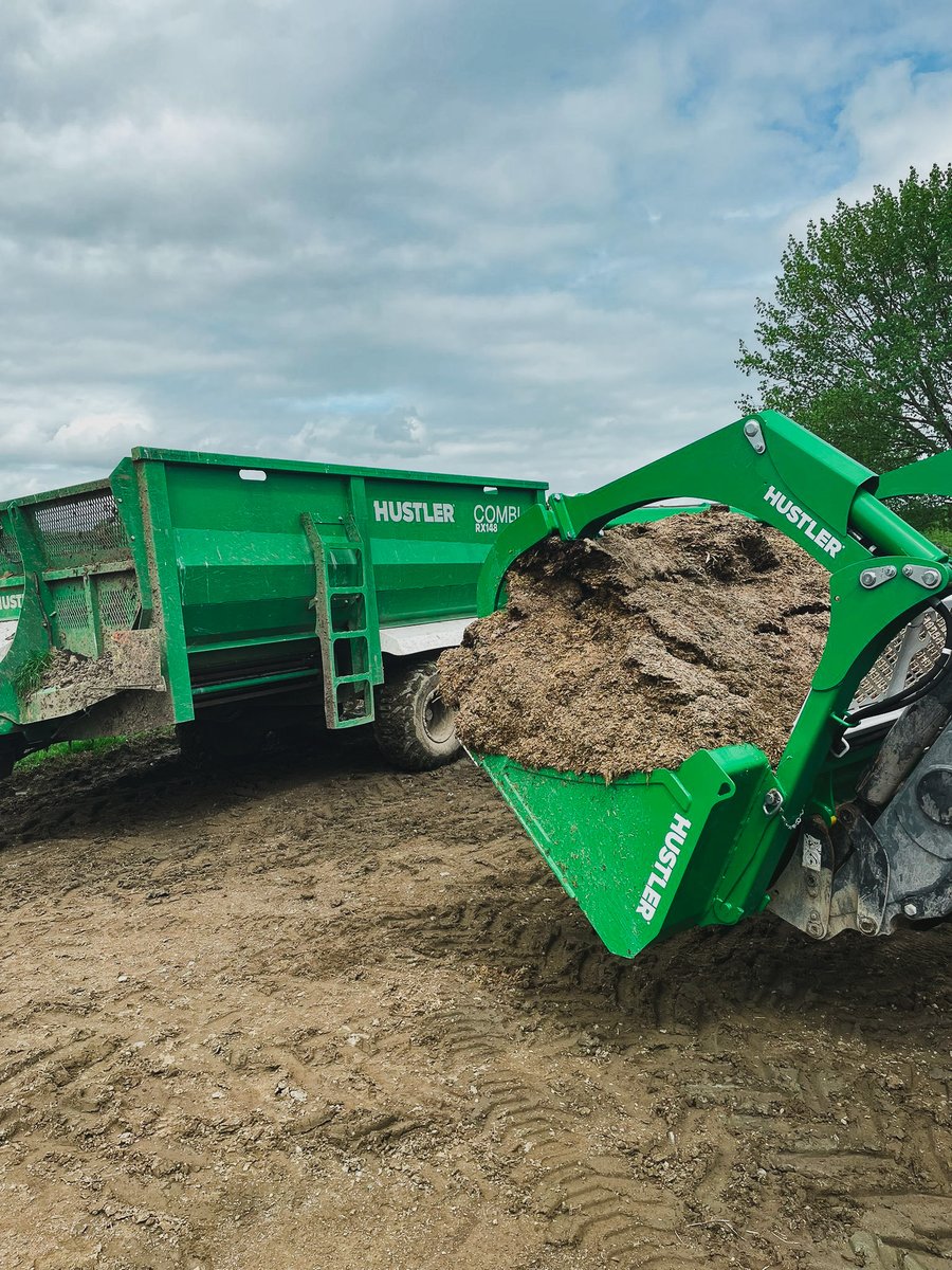 HustlerFarming's tweet image. How fast can you load your Wagon? 
Grapplemax doesn&apos;t nibble...it devours 💪🏾 
1100kg in this load 😎

#builtforthebrutal #domorewithless #farmefficiency