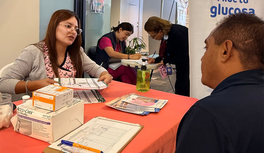 En el #AeropuertoDeGuanajuato conmemoramos el Día Mundial de la Lucha Contra el #CáncerDeMama con la ayuda de Caises Silao. Realizamos estudios como Papanicolaou, pruebas de sífilis, tomas de glucosa y compartimos información sobre salud mental y prevención del cáncer de mama. 🌸
