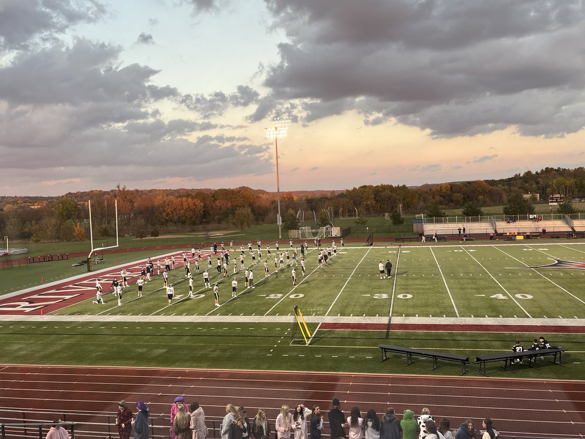 ChadHolmesWI's tweet image. On the air on a beautiful night for Wausau West football at River Falls.  Apologies for the technical issue at the start of the pregame but that has been fixed.  Tune in on 98.9 WXCO, online at wxco.fm, mobile devices by searching WXCO and Civic Media app.  #wisfb