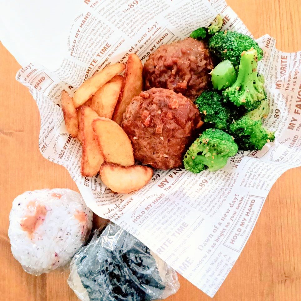 CareerLab_'s tweet image. おにぎりと腸活ハンバーグのボリューム弁当🍙
しっかり食べて大きくなぁれ💛

#OnigiriAction
#発酵文化研究所