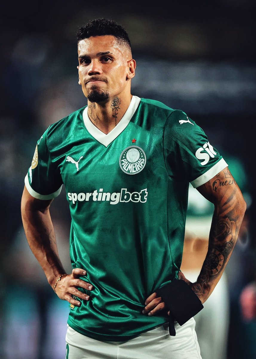 nayraantunes's tweet image. Nem o Paulinho escapa da inveja.

Usam estereótipos pra dizer que ele não combina com o Palmeiras. Só que ele não perguntou nada.

Outro dia, o atacante declarou que no Palmeiras tinha encontrado paz pra fazer o que gosta. Será que a opinião do preto sobre a própria vida serve?