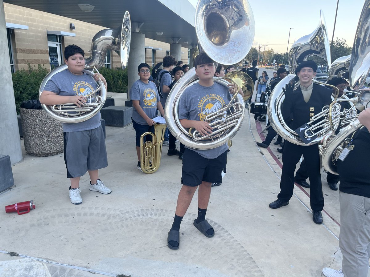 Middle school night with the <a href="/MatadorBandSHS/">Matador Band</a>! The kids are having a blast 💥 
#FutureMaradors #MatadorFamily
