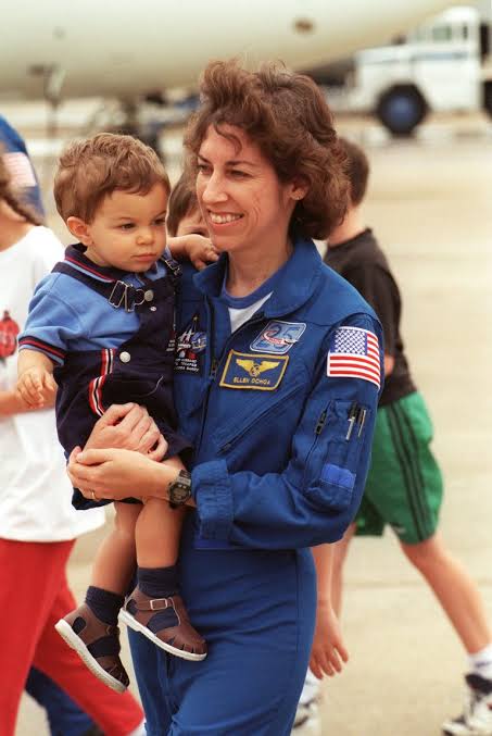 #DestelloUltravioleta

¿Has oído hablar de Ellen Ochoa? La primera astronauta latina que abrió el camino para las mujeres en carreras espaciales.

<a href="/RadioUdeG/">Radio Universidad de Guadalajara</a> 

<a href="/dimeChascona/">Anabel Casillas</a> <a href="/aquelricardo/">Ricardo</a> <a href="/AzaelSG/">Azael López</a> <a href="/Fabianecr/">Fabián Cázares</a>