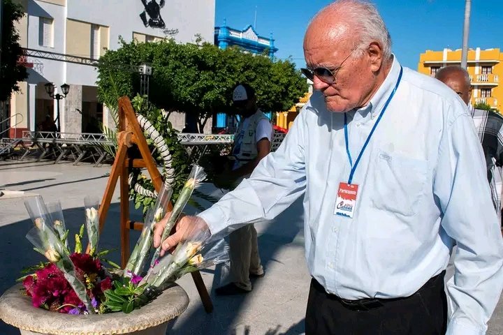 ¡Compromiso y lealtad con la patria!

El maestro Rodulfo Vaillant García y el profesor  Rafael Izaguirre Remón,Doctor en Ciencias de la Universidad de Granma.

#LaPatriaEnMiVoz 
#ProvinciaGranma